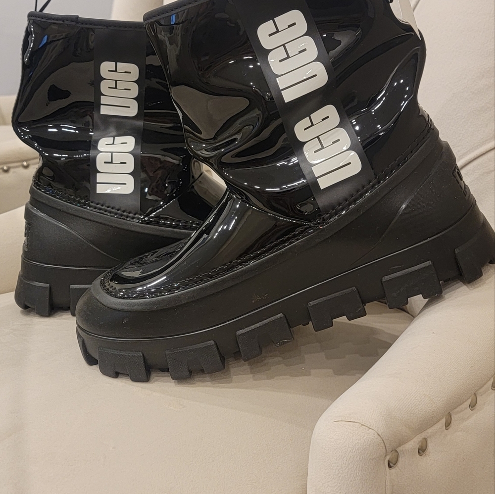 UGG Classic Brellah Mini Boot Women's Size US 8 Black Waterproof Condition: NEW